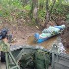 Control. La embarcación fue escondida en un pequeño afluente.