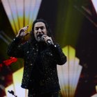 Previo al inicio de su concierto, la banda en vivo de Solís tocó para los asistentes y luego de 20 minutos apareció El Buki.