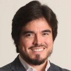 El abogado, es especializado también en criminalística, ciencias forenses, y en derecho penal.