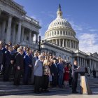 El líder de la Cámara Baja de EE.UU., Mike Johnson (d), durante un discurso en los exteriores del Capitolio.