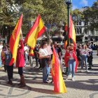 Un grupo de personas protesta, bandera en mano, este domingo contra la amnistía frente a la Embajada de España en Lisboa.