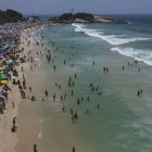 Fotografía aérea que muestra a miles de bañistas en la playa de Ipanema cuando se espera que la ciudad viva el día con más calor del año hoy, en Río de Janeiro (Brasil)