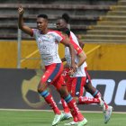 Los jugadores de El Nacional festejaron emocionados la importante victoria .