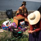 Indígenas aimaras de Bolivia fueron registradas junto a cráneos humanos, durante la festividad de las "ñatitas".