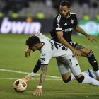 El futbolista tricolor cae en una jugada de peligro ante un rival del Berlín.