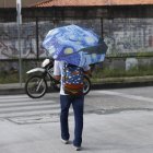Sol. Un joven usa sombrilla en un día soleado, en el centro de Guayaquil.