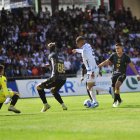 Liga de Quito (blanco) venció 2-0 a Libertad de Loja, en el marco de la fecha 13 de la LigaPro.