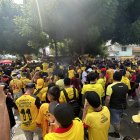 Los hinchas de Barcelona se reunieron desde temprano en las afuera del estadio Monumental para alentar al equipo hasta su salida al Capwell.