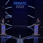 Los candidatos a la Presidencia argentina, el oficialista Sergio Massa (der.) y el libertario Javier Milei, participan en un debate presidencial.