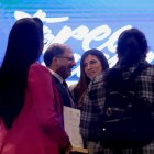 Los asambleístas Henry Kronfle (PSC) y Valentina Centeno (ADN) durante la entrega de credenciales.
