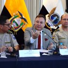 Anuncio. El ministro del Interior Juan Zapata, el comandante de la Policía César Zapata y el director del Isspol, Renato González.