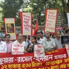 Un grupo de trabajadores con pancartas manifiestan sus descontento con la reacción del Gobierno.