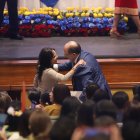 Un efusivo saludo se produjo entre Marcela Holguín y Henry Kronfle en la entrega de credenciales este 13 de noviembre de 2023.