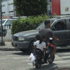 Conductores manejan con exceso de pasajeros.
