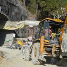 Una excavadora se prepara para entrar en el túnel tras su derrumbe, en la carretera nacional Brahmakhal Yamunotri en Uttarkashi, India, el 14 de noviembre de 2023.