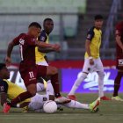 AMDEP785. CARACAS (VENEZUELA), 10/10/2021.- Darwin Machís (arriba) de Venezuela disputa hoy el balón con Robert Arboleda de Ecuador, durante un partido por las eliminatorias sudamericanas al Mundial de Catar 2022, en el Estadio Olímpico de la UCV en Caracas (Venezuela). EFE/ Miguel Gutiérrez