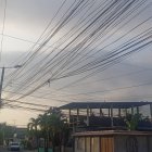 Uno de los problemas en la Juan Montalvo son los postes y la cantidad de cables que cuelgan en ellos. Más de uno ya tambalea por el peso.