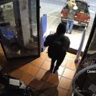 Los delincuentes se llevaron los artículos del local en cajas antes de subirlos a una camioneta roja