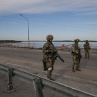 En la imagen se observa a militares rusos en el río Dniéper, cerca de Jersón, territorio que Ucrania asegura ha retomado.
