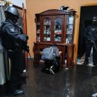 Elementos. Agentes de la Policía y de la Fiscalía recogieron indicios en domicilios y oficinas.