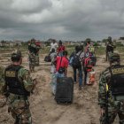 Tumbes. Miembros de la policía de Perú controlan el paso de venezolanos en la frontera con Ecuador.