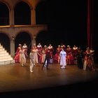 La puesta en escena combinó elementos medievales y modernos que no alteraron la historia original.