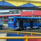 Un conductor invade el parterre y los carriles de la av. Galo Plaza Lasso para dar vuelta en u.