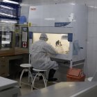Reino Unido. Un investigador trabaja en un laboratorio europeo.