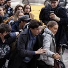 La activista medioambiental Greta Thunberg huye de los periodistas y otros activistas tras declararse este miércoles ante un tribunal británico "no culpable" de un delito de desorden público por su participación en una protesta celebrada el pasado mes contra la industria de los combustibles fósiles.