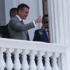 El presidente electo Daniel Noboa saluda a simpatizantes desde un balcón.