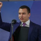 El presidente electo de Ecuador, Daniel Noboa, hizo el primer cambio dentro de los integrantes de su Gobierno antes incluso de asumir el cargo en una ceremonia que tendrá lugar el próximo jueves 23 de noviembre en Quito.

En un mensaje publicado en redes sociales, Noboa anunció la designación de Roberto Izurieta para ocupar el cargo de secretario de Comunicación de la Presidencia, un puesto donde inicialmente había anunciado a Iván Carmigniani, quien fue parte de la campaña electoral y del equipo de traspaso de la administración.

El joven empresario, de 35 años, señaló que Izurieta es "estratega y especialista en el desarrollo del mensaje público y político".

"Ha sido comentarista y analista político para la cadena "CNN En Español", y nos ha representado como embajador en el país de Chile. Confío plenamente en su experiencia y sus habilidades", apuntó Noboa.

Hasta ahora Noboa ha revelado públicamente la designación de ocho ministros, entre ellos Gabriela Sommerfeld, en Relaciones Exteriores; Sonsoles García, en Industrias, Comercio Exterior, Inversiones y Pesca; Roberto Luque, en Transporte y Obras Públicas, y Franklin Palacios, en Agricultura y Ganadería.

También a Sariha Moya en Economía y Finanzas; Andrés Guschmer en Deporte; Andrea Arrobo en Energía y Minas y Sade Fritschi en Ambiente.

El Gobierno de Noboa se caracterizará sobre todo por la juventud, pues varias de sus ministras tienen entre 26 y 36 años.

De momento aún no ha confirmado públicamente quiénes estarán a cargo de las carteras de Interior, Gobierno y Defensa Nacional, las tres que verán más de cerca el desafío de reducir la inseguridad ciudadana y la ola de violencia sin precedentes en la que se encuentra Ecuador, atribuida principalmente a las mafias del crimen organizado y el narcotráfico.

Noboa tendrá un corto mandato de apenas dieciséis meses para completar el periodo 2021-2025, interrumpido por el actual mandatario, Guillermo Lasso, al aplicar en mayo pasado el mecanismo constitucional de la "muerte cruzada".

Con esa figura, Lasso forzó la convocatoria extraordinaria de elecciones generales al disolver la Asamblea Nacional (Parlamento) al acusarle de obstrucción, cuando esta, controlada por la oposición que lideraba el correísmo, se disponía a poner a voto su destitución, como último paso de un juicio político en el que le acusaban de presunto peculado (malversación).