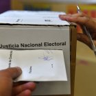 Una persona emite su voto para las elecciones presidenciales, en Buenos Aires (Argentina).