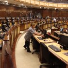 Trabajo. El personal administrativo de la Asamblea Nacional ultima los detalles para la instalación de la primera sesión.