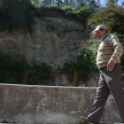 Segundo Morales debe caminar entre el polvo y la tierra a causa de un derrumbe que no ha sido atendido.