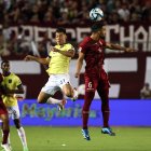 Yangel Harrera (d) de Venezuela disputa el balón con Alan Franco (c) de Ecuador .
