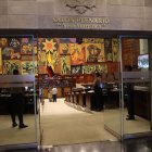 El personal de mantenimiento de la Asamblea Nacional hizo los últimos arreglos.