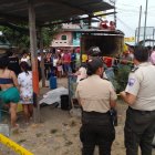 Escena. El vendedor estaba por comenzar su jornada vendiendo fritada.