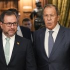 El ministro de Asuntos Exteriores ruso, Sergey Lavrov (R), da la bienvenida al ministro de Asuntos Exteriores de Venezuela, Yvan Gil Pinto (I), durante su reunión en Moscú, Rusia, el 16 de noviembre de 2023. (Rusia, Moscú)