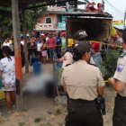 Escena. El vendedor estaba por comenzar su jornada vendiendo fritada.