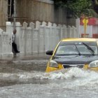 Un automóvil fue registrado este miércoles, 15 de enero, al transitar por una calle inundada, debido a las lluvias, en La Habana (Cuba).
