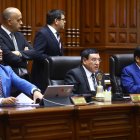 Fotografía cedida por el Congreso de Perú que muestra a su presidente, Alejandro Soto Reyes (c), durante un momento de la sesión de hoy, en Lima (Perú).