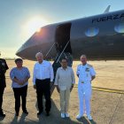 El mandatario mexicano Andrés Manuel López Obrador (c), antes de abordar una aeronave rumbo a Acapulco, hoy, en la Ciudad de México (México).