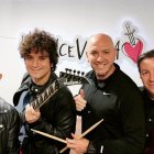 Ale Cerati & Sonido Stereo continúan el legado de Gustavo Cerati, uno de los grandes del rock argentino de todos los tiempos.