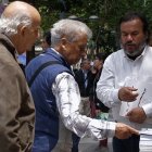 Santiago. Una persona comercializa en estos días copias de la nueva propuesta constitucional.