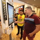 Mc Donald¨s dona la totalidad de las ventas de la hamburguesa big mac a organizaciones benéficas.... fd Miguel Canales... 17-11-2023