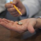 El Dr. Ali Rezai sostiene el VM Pill de Celero. Crédito: Instituto de Neurociencias Rockefeller de la WVU.