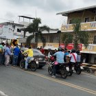 Robo. Los testigos se acercaron para auxiliar a la víctima.