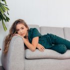 Entre seda, algodón y lino, Anastasia conquista con sus pijamas.