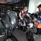 Concesionaria. Una mujer cotiza una motocicleta en Samadi, en Guayaquil.