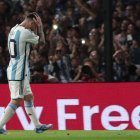 Lionel Messi refleja la frustración de los jugadores argentinos tras caer por 2-0 ante Uruguay